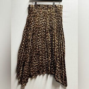 Zara leopard print skirt
Excellent condition
Missing interior tag 
Size 6